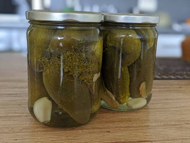 Банки с солёными огурцами
